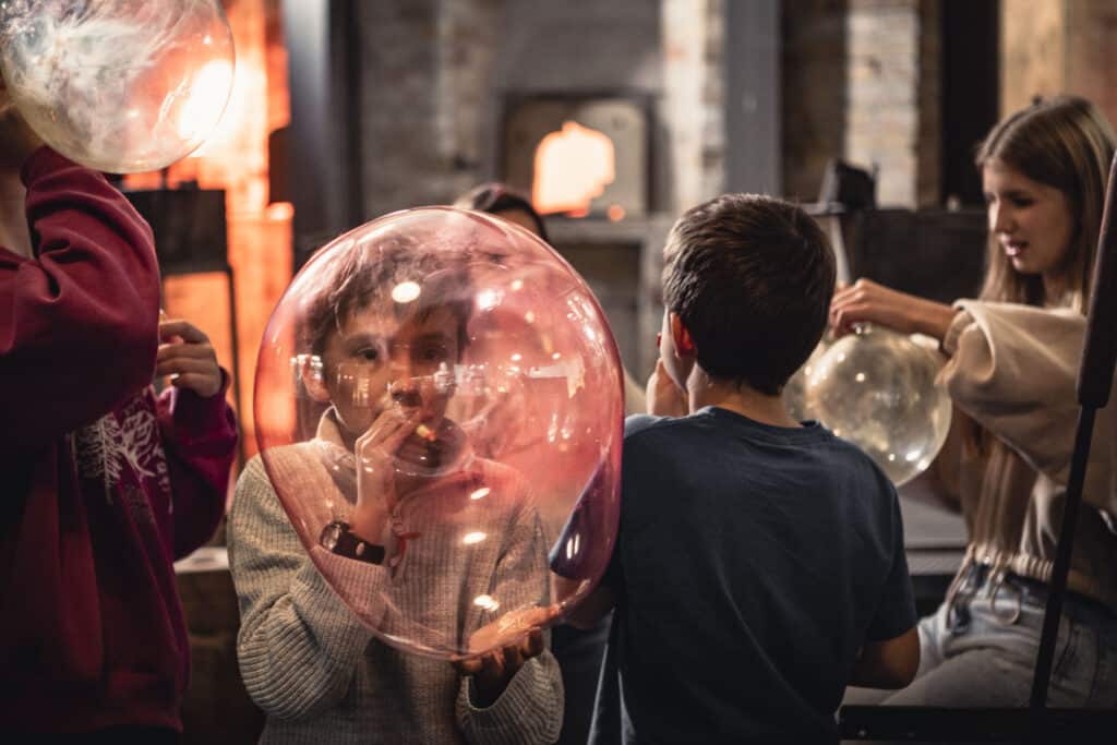 Kinder Schulführung im Glasmuseum Frauenau