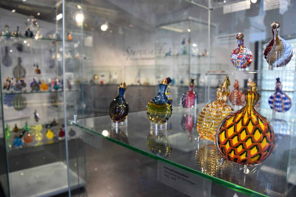 Sammlung Schnupftabakgläser Bixl im Glasmuseum Frauenau